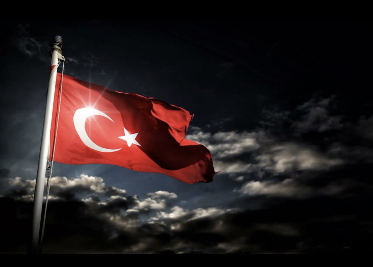 meryemezoterik's tweet photo. Bu bayrak…
Sadece bir sembol değil.
Bir milletin yeminidir.
Hilal karanlığın içinden doğan yönü temsil eder.
Yıldız; kaybolanların içinden kalan ışığı…
Kırmızı ise sadece renk değildir 
bu toprağın bedelle yazılmış hafızasıdır.

O yüzden bu bayrak dalgalandığında, rüzgâr değil…
bir neslin duası hareket eder.
Ve bazı sancaklar sadece gökte durmaz;
insanın içine de dikilir.

Dalgalan sen de şafaklar gibi ey şanlı hilâl;
Olsun artık dökülen kanlarımın hepsi helâl.