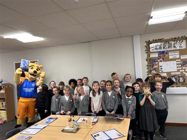 Year 3 are really lucky to be taking part in Read the Game with coach Neil from Shrewsbury Town Football Club. We have been using our comprehension skills to learn about the history of the club as well as learning new skills. We even had a visit from Amber their mascot! 🦁 🟡🔵⚽️