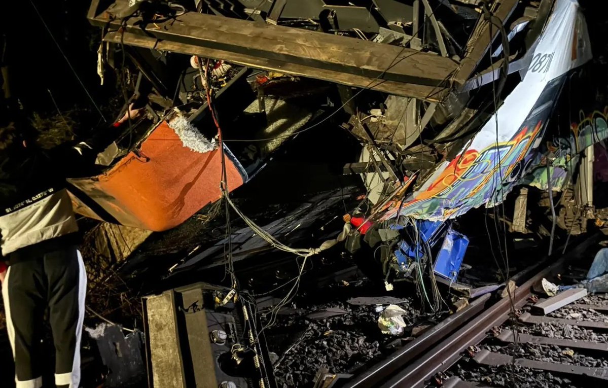AlertaMundoNews's tweet image. 🇪🇸 | Un muerto y al menos 15 personas heridas ha dejado el choque de un tren de Rodalies que circulaba en la noche de este martes entre las estaciones de Sant Sadurní d’Anoia y Gelida (Barcelona), España.
