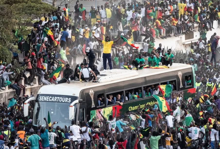 🔴Voilà la différence entre nous et eux... On a carrément fait grimper le standing du foot africain pendant cette CAN, on a montré c’est quoi le top du top. Mais bon, eux ils préfèrent rester à gratter le sol dans la boue. 

🤷‍♂️On tire vers le haut, ils tirent vers le bas.
