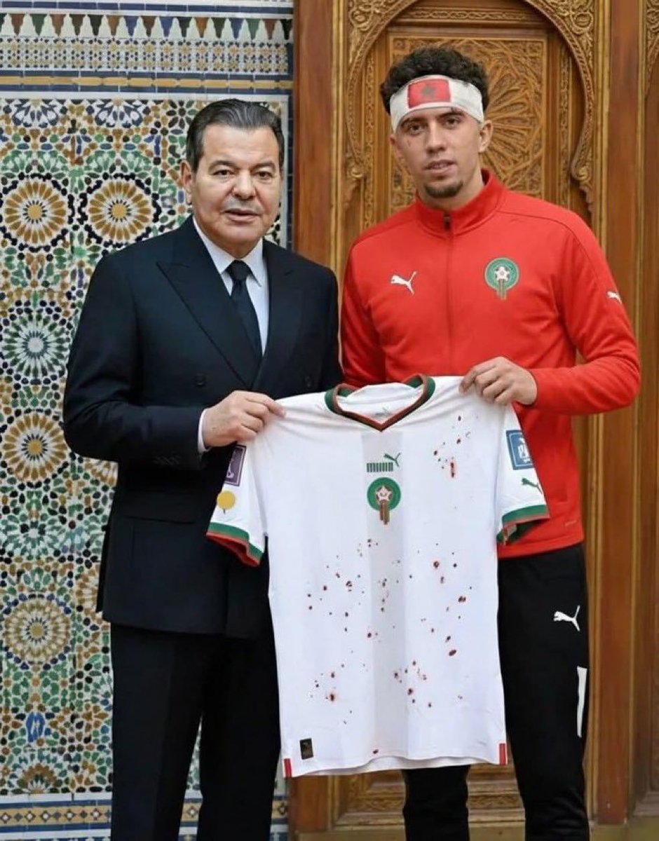 demilm9wd's tweet image. قميص منتخب المغرب. قد يتلطخ بالطين، بالعرق، وحتى بالدم، ولكنه لن يتلطخ أبدًا بالألقاب