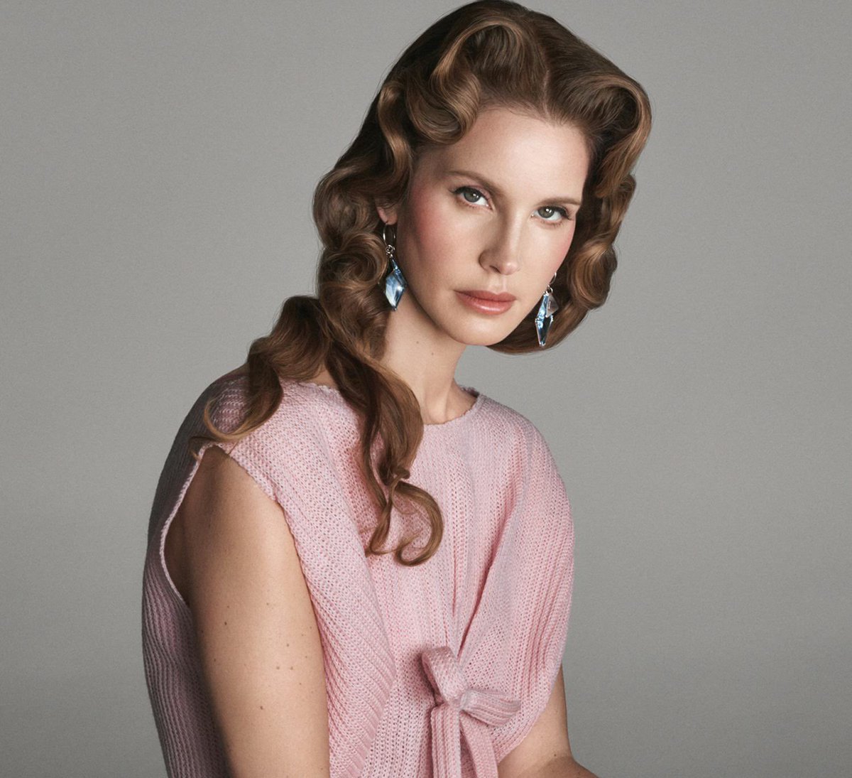 updatecharts's tweet image. Lana Del Rey lançará seu próximo álbum, “Stove”, em 30 de janeiro, afirma a imprensa alemã.