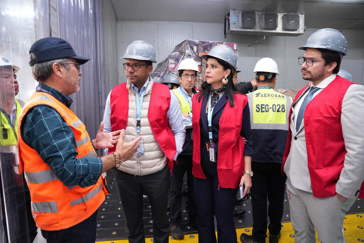 MIT_Ecuador's tweet photo. #Quito | ✈️ El viceministro de Servicios y Transporte, Byron Franco, junto a la subsecretaria de Transporte Aéreo, Patricia Chiriboga, visitaron las bodegas de carga de #LATAMCargo. 

✅Reafirmamos el compromiso de fortalecer el sector aeronáutico y la conectividad del Ecuador. 🇪🇨