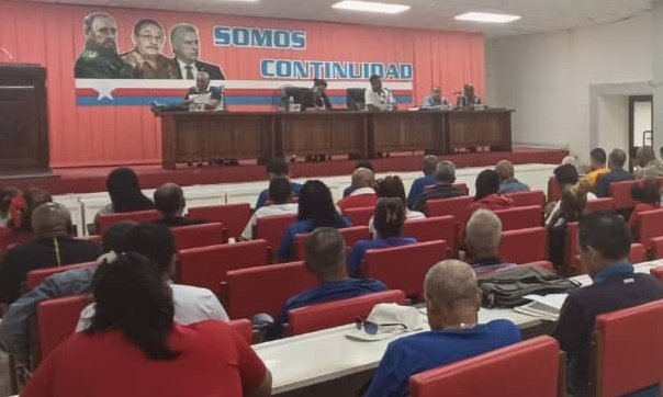 El propósito de concretar la implementación que merecen la Ley del Sistema Deportivo Cubano y sus disposiciones jurídicas complementarias primó hoy en el intercambio de directivos de #InderCuba con  autoridades en Granma.
#Cuba 
#DeporteCubano