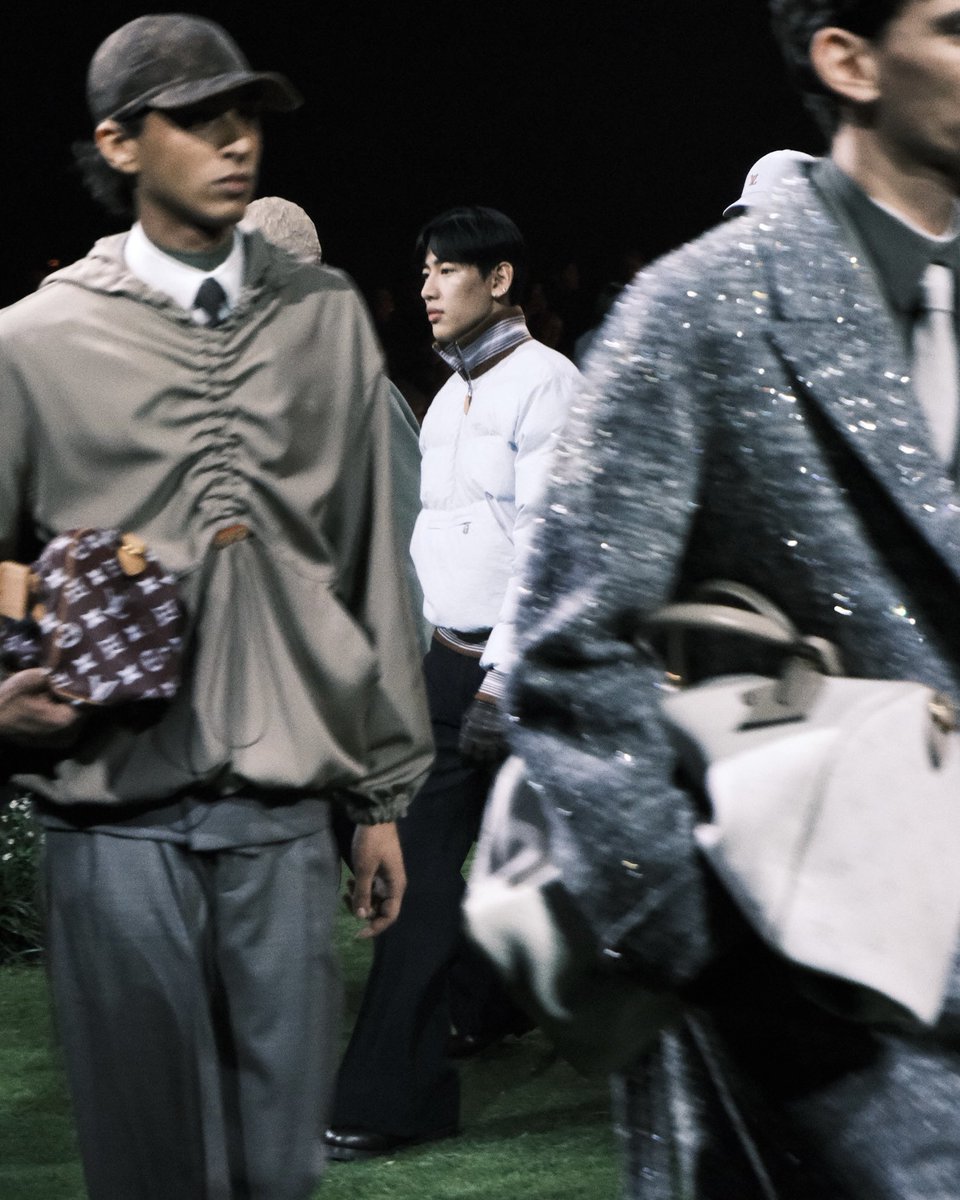 BAMBAMxBAMMIE's tweet image. 𝑳𝑶𝑼𝑰𝑺 𝑽𝑼𝑰𝑻𝑻𝑶𝑵 𝑴𝑬𝑵 𝑺𝑯𝑶𝑾 𝑭𝑨𝑳𝑳/𝑾𝑰𝑵𝑻𝑬𝑹 𝟐𝟎𝟐𝟔

#BamBam #뱀뱀
#LVMenFW26 #LouisVuitton 
#BamBamxLVMenFW26
@BamBam1A @LouisVuitton