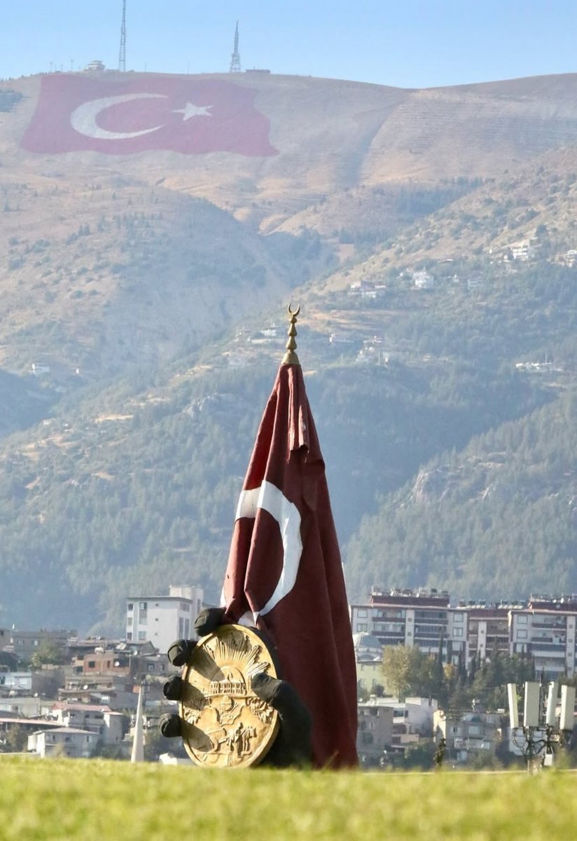 Bayraksızlar bayraksızlar
Yere düşse bayrak sızlar
Nerden bilsin kıymetini
Soysuz sopsuz bayraksızlar

#BayrakNamustur