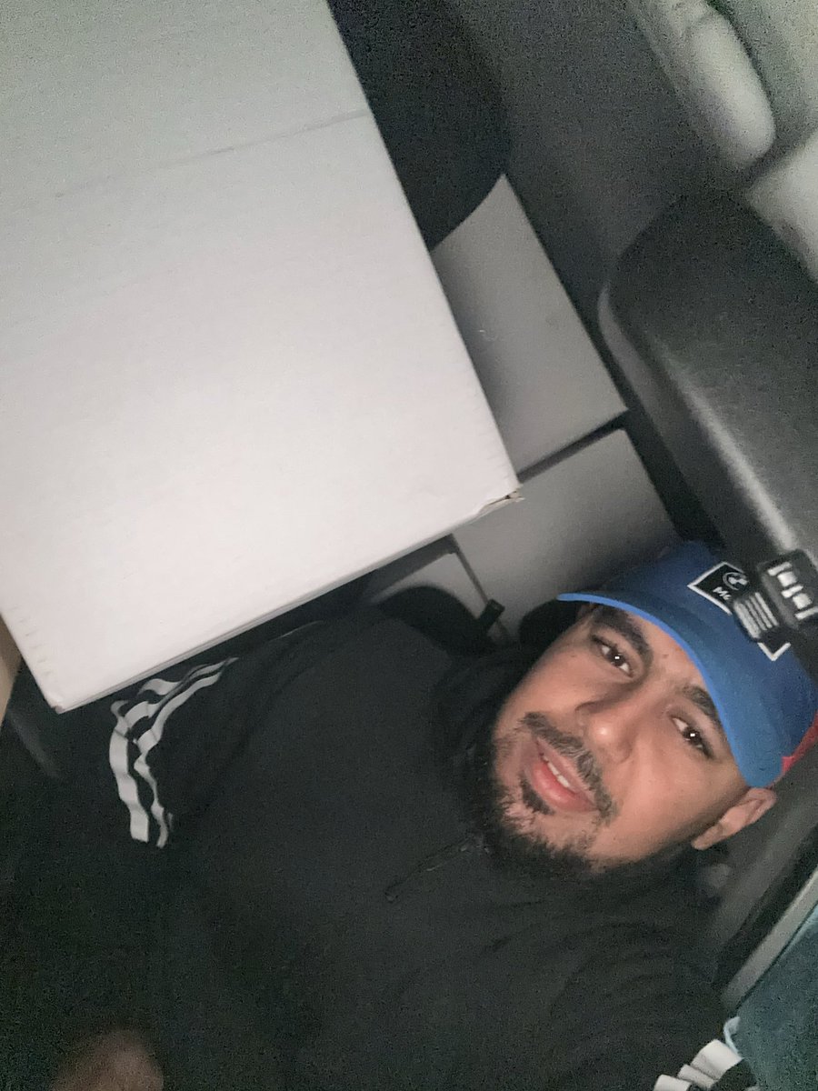 "بما في يد الله ما بيده" تعني أن اعتماد المؤمن يجب أن يكون على الله وحده، وأن ما عند الله سبحانه وتعالى من عطاء وقدرة وتدبير أعظم وأوثق بكثير مما يمتلكه الإنسان في يده.