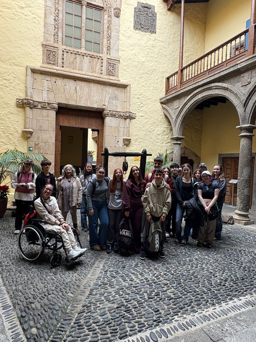 IESLomoH's tweet photo. Hoy nuestro alumnado y el de #Erasmus proveniente del Modellschule Graz (#Austria), visitaron el centro histórico de #LasPalmas, destacando la @casadecolon. 

Un paseo fascinante por la historia de nuestras islas. 

@EducacionGobC @educaciongob @GranCanariaJven @sepiegob https://t.co/w91i4xRMxf