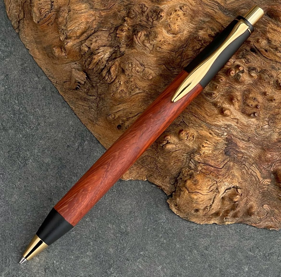 商品紹介です
紅紫檀・アフリカンパドゥク / 2つの内部機構を持つ新感覚の木軸ペン SINPEN / MP&amp;BP

是非ご覧ください😁

mukuya.stores.jp/items/679a43ea…