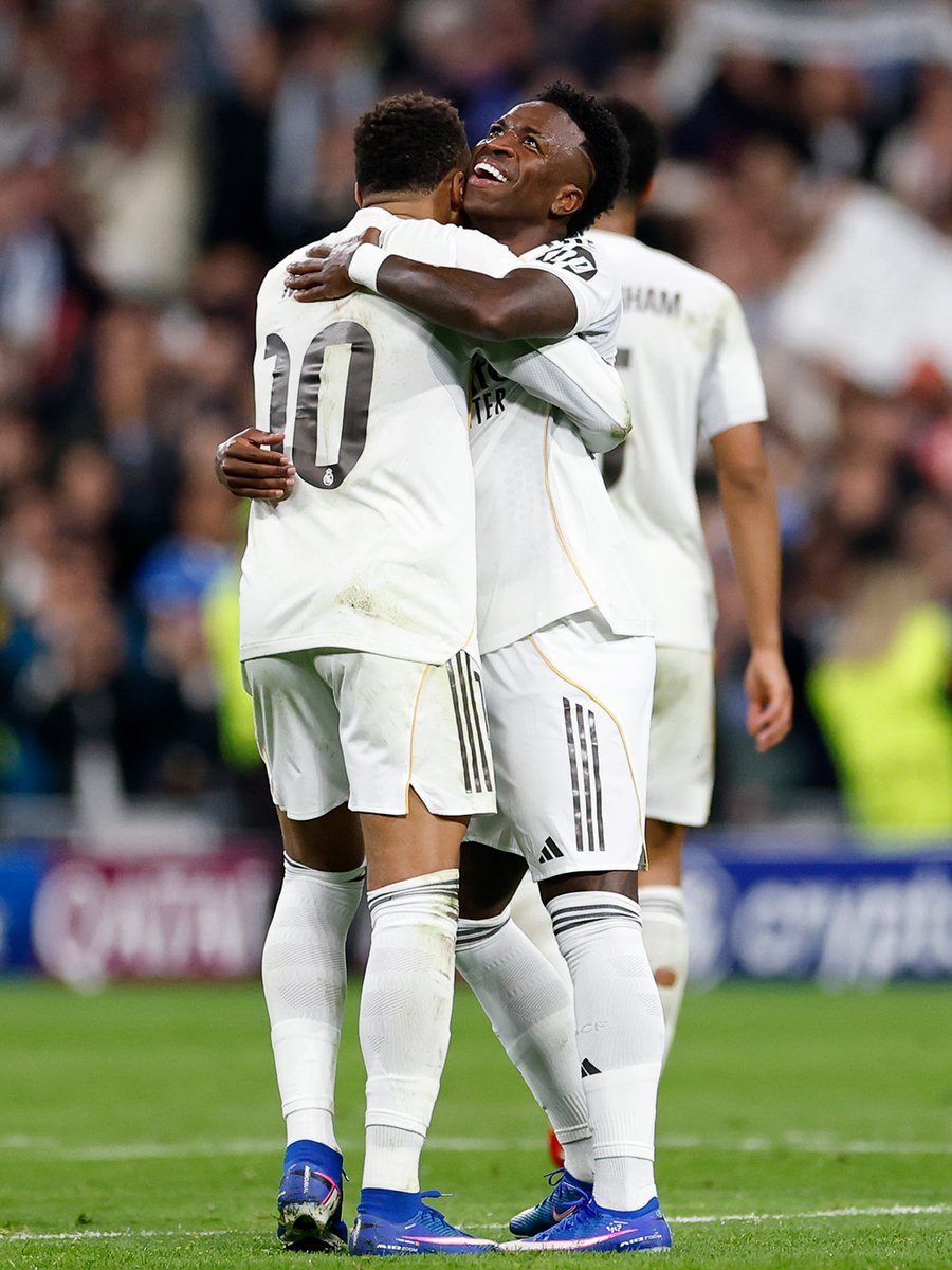 realmadrid's tweet image. 🤜 🤍 🤛