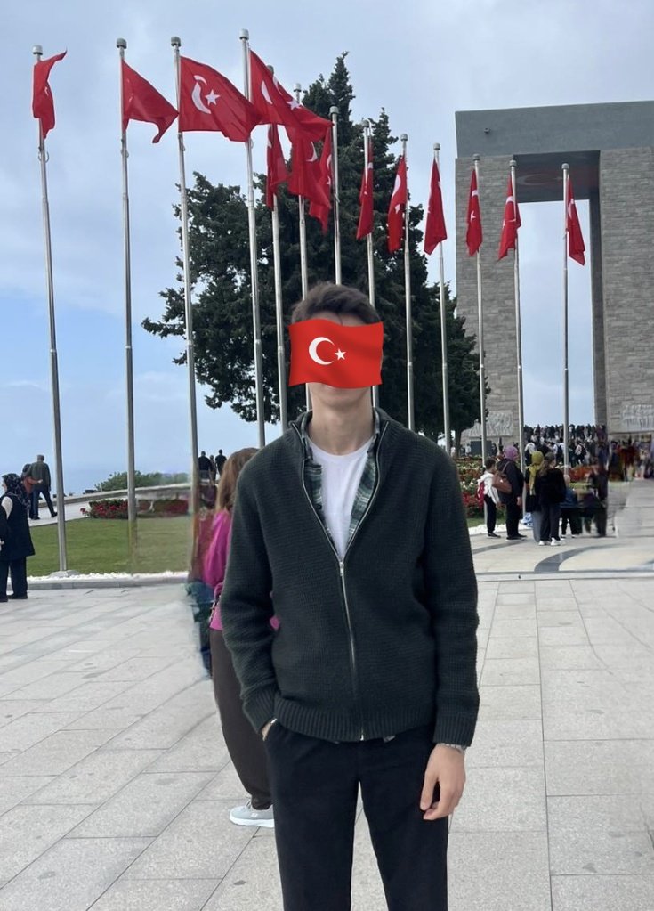 Savaş bizi karlı dağlara götürdüğü gün
Kızıllığında ısındık;
Dağlardan çöllere düştüğümüz gün
Gölgene sığındık.

Ey şimdi süzgün, rüzgârlarda dalgalı;
Barışın güvercini, savaşın kartalı
Yüksek yerlerde açan çiçeğim.
Senin altında doğdum.
Senin dibinde öleceğim.

Tarihim, şerefim,