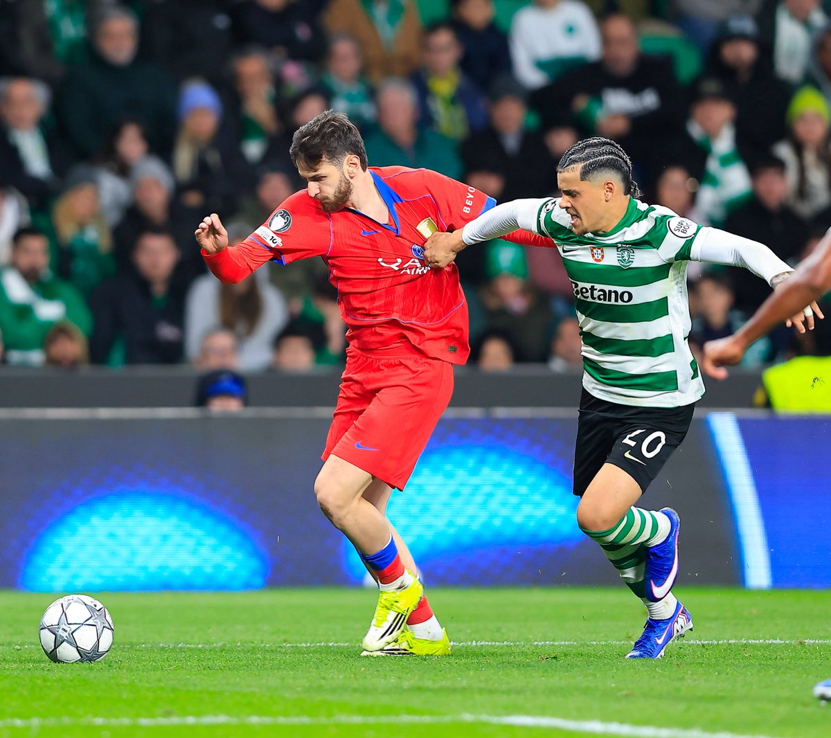 ActuFoot_'s tweet image. 🚨 𝗟𝗘𝗦 𝗖𝗟𝗨𝗕𝗦 𝗙𝗥𝗔𝗡𝗖̧𝗔𝗜𝗦 𝗡’𝗢𝗡𝗧 𝗚𝗔𝗚𝗡𝗘́ 𝗤𝗨’𝗨𝗡 𝗦𝗘𝗨𝗟 𝗗𝗘 𝗟𝗘𝗨𝗥𝗦 𝟮𝟰 𝗗𝗘́𝗣𝗟𝗔𝗖𝗘𝗠𝗘𝗡𝗧𝗦 𝗔𝗨 𝗣𝗢𝗥𝗧𝗨𝗚𝗔𝗟 🇵🇹 𝗘𝗡 𝗖𝟭 🥶 :

✅ 1 victoire
🤝 5 nuls
❌ 18 défaites 

La seule victoire était celle de l’OM sur la pelouse du Sporting le 12…