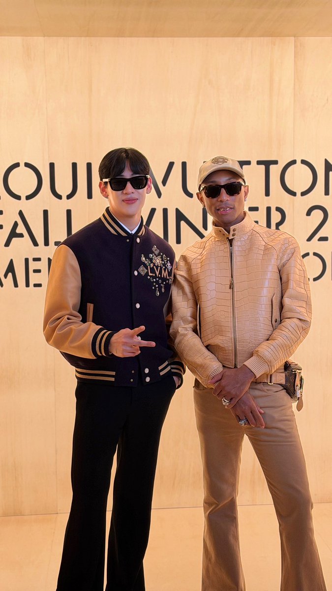 BAMBAMxBAMMIE's tweet image. with Pharrell

#BamBam #뱀뱀
#PharrellWilliams
#LVMenFW26 #LouisVuitton 
#BamBamxLVMenFW26
@BamBam1A @Pharrell @LouisVuitton