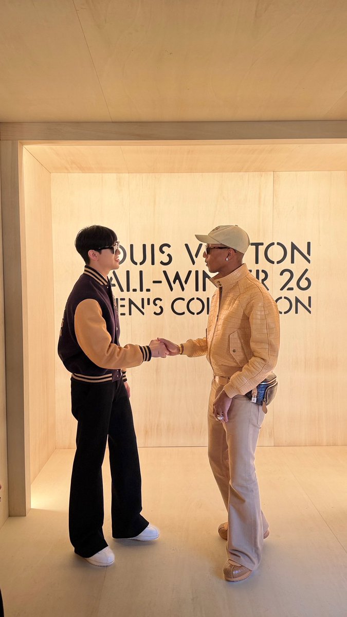 BAMBAMxBAMMIE's tweet image. with Pharrell

#BamBam #뱀뱀
#PharrellWilliams
#LVMenFW26 #LouisVuitton 
#BamBamxLVMenFW26
@BamBam1A @Pharrell @LouisVuitton