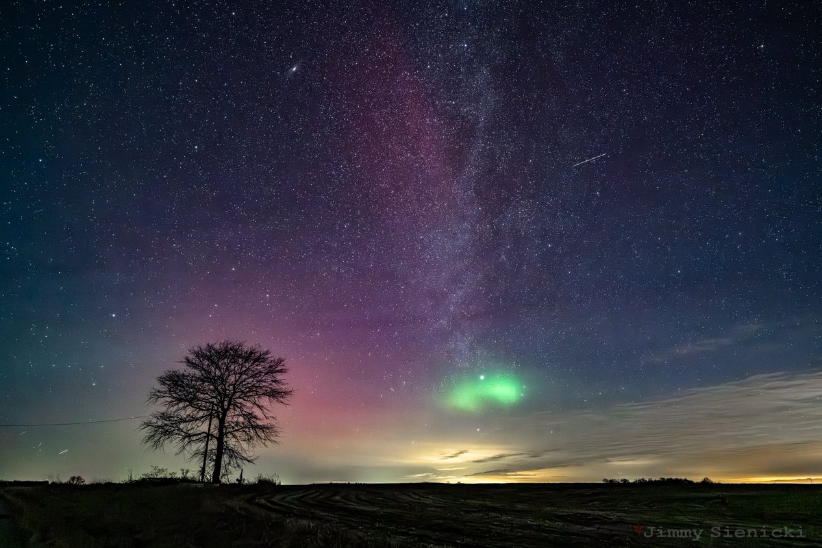 Get_EMLd's tweet photo. The northern lights briefly visible in front of the milky way last night! Dawson, Nebraska - 1/19/2026 https://t.co/TrkHWhaNbO