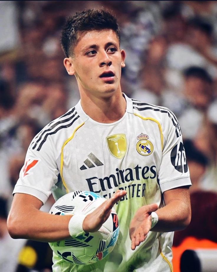 Los pocos ratos que el Real Madrid ha jugado bien al fútbol ha sido con este chico le joda a quien joda. Que no lo vuelvan a tocar.