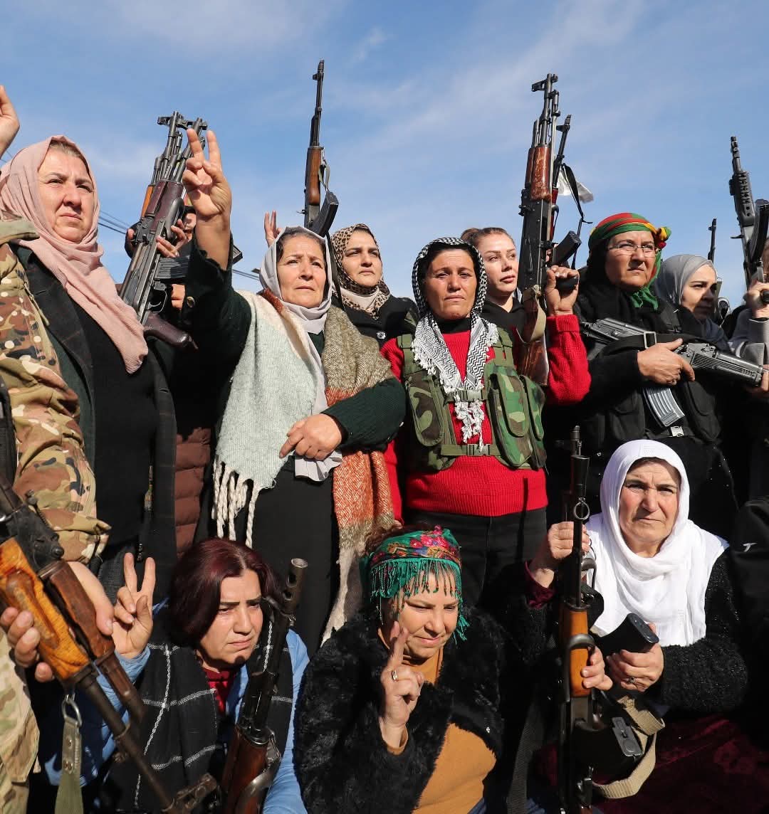 demcu_'s tweet image. Bugün haysiyet günüdür!
Zulme sessiz kalan, dilsiz şeytandır ve onursuzluğu kabul
etmiştir.
Ya bugün başın dik duracak ya da sonsuza dek utanç içinde kalacaksın!
Gün direniş günüdür.!
#RojavaDefend 
#KobanêUnderAttack
#RojavaİçinYürüyoruz