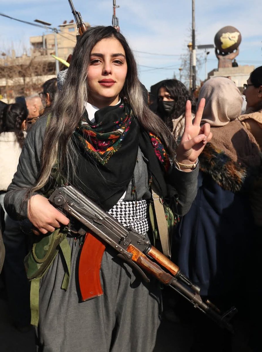 demcu_'s tweet image. Bugün haysiyet günüdür!
Zulme sessiz kalan, dilsiz şeytandır ve onursuzluğu kabul
etmiştir.
Ya bugün başın dik duracak ya da sonsuza dek utanç içinde kalacaksın!
Gün direniş günüdür.!
#RojavaDefend 
#KobanêUnderAttack
#RojavaİçinYürüyoruz