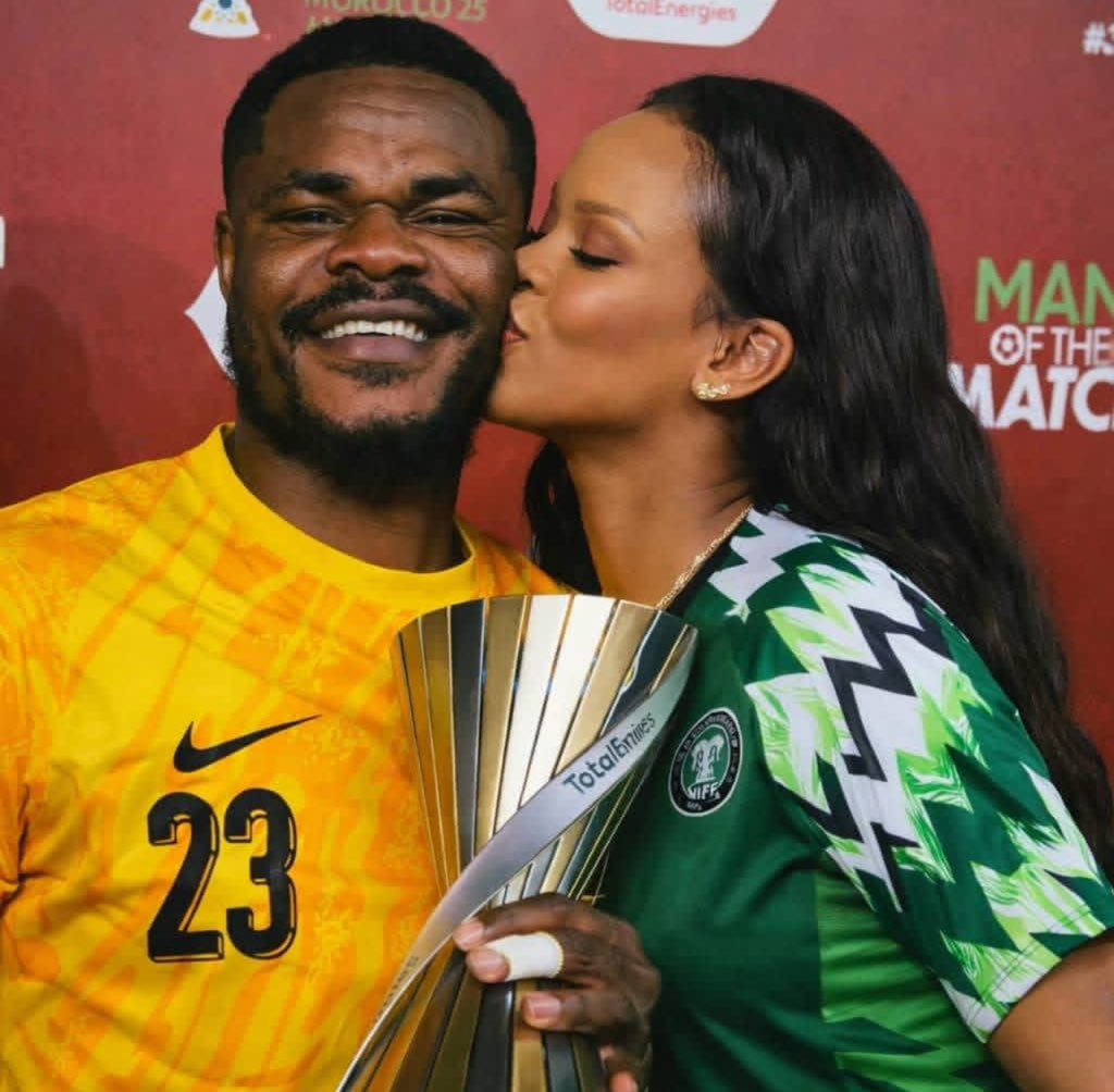 De_Smarty_'s tweet photo. Sadio Mané of Senegal is left in serious pain after American superstar Rihanna rejected his award. Earlier, Stanley Nwabali handed the same award to Rihanna, and she accepted it with joy— even sealing the moment with a peck. Moments later, Mané stepped forward, hoping for the https://t.co/Zcvfk1qbzW