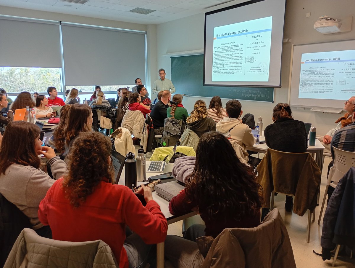 Diegarmon's tweet photo. Curso 2025-26. Presentación del material didáctico, "València: ciutat marítima o portuària?" @facmagisteriuv en el Máster Profesor Secundaria UV  por Xosé Manuel Souto González , Luis Muedra y Vicent Ros.@socialsuv https://t.co/7k7KhkKeCj