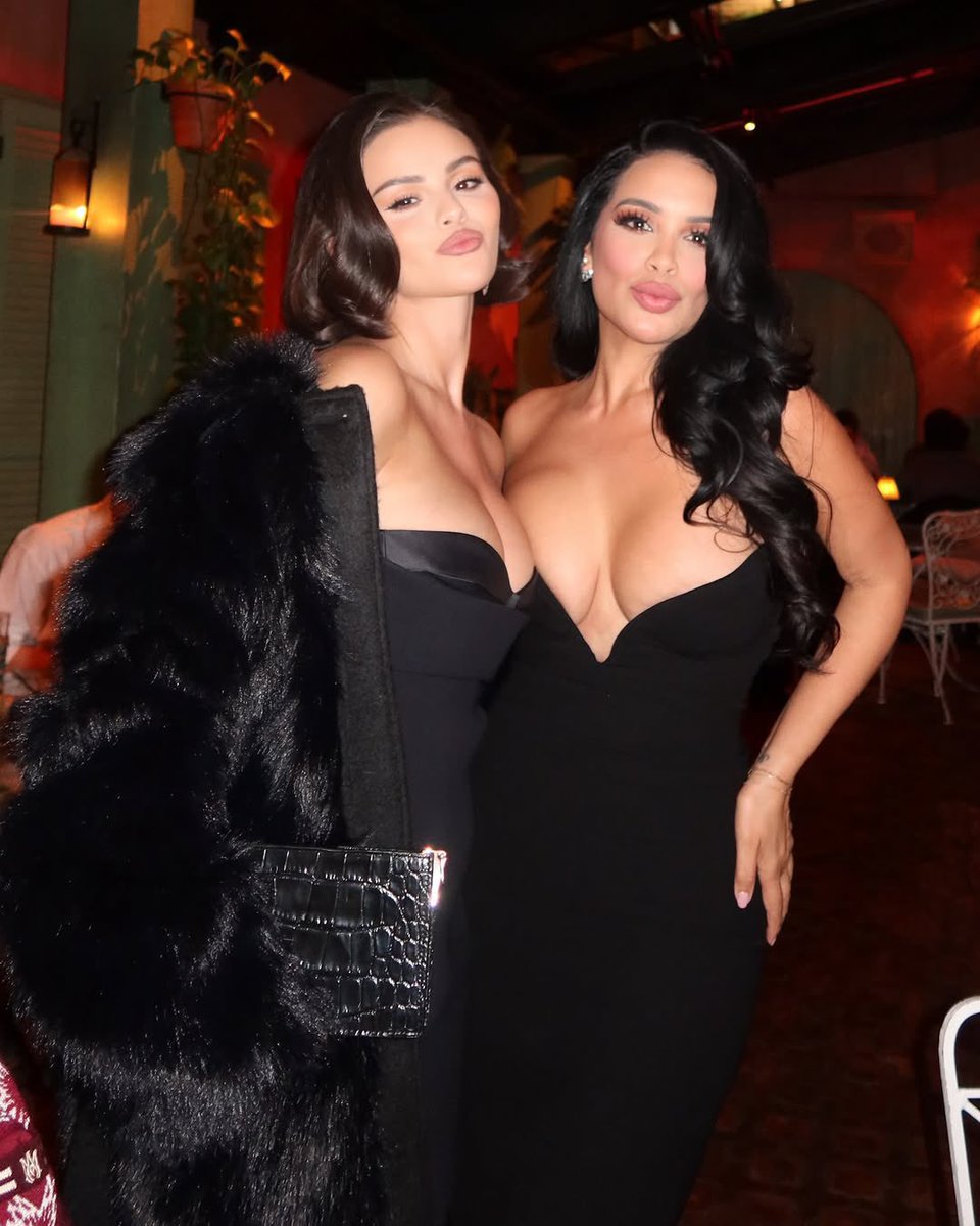 selenagomezbr's tweet image. GOSTOSA!

Selena Gomez celebrando o aniversário de uma amiga recentemente.