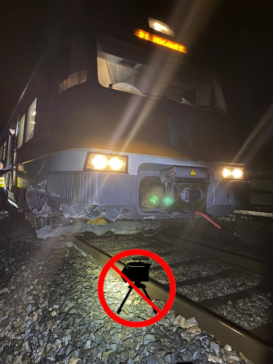 antiradarcatala's tweet photo. Un segon accident ferroviari, aquest a la R1 entre Maçanet i Tordera on un comboi ha topat amb una esllavissada. En aquest cas no hi hagut ferits. https://t.co/QNVWDIWURy