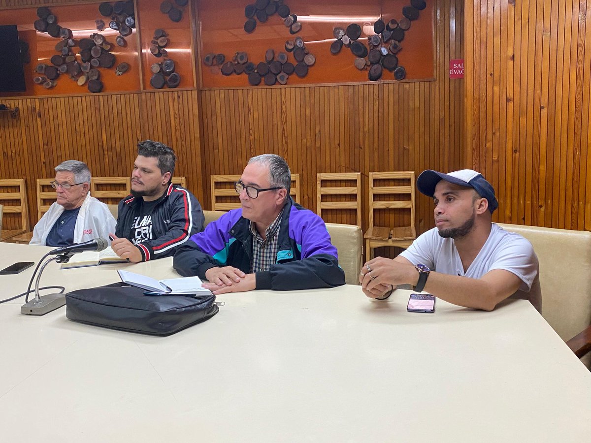 🎬El director Roly Peña y el guionista Amílcar Salatti se reunieron con <a href="/YamileRamosCord/">Yamilé Ramos Cordero</a> , primera secretaria del #PCC en #PinardelRío; <a href="/eumelin5/">Eumelin González Sánchez</a>, gobernador; y representantes de organismos e instituciones para puntualizar detalles de la película sobre los hermanos Saíz
#AlmaAHS