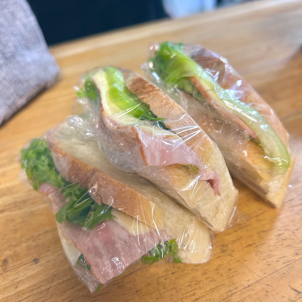 今日のJKのお弁当
大好物♡フランスパンのサンドイッチ
これだけだとお思いでしょう？いつものお弁当にプラスです
食いしん坊で可愛い💕