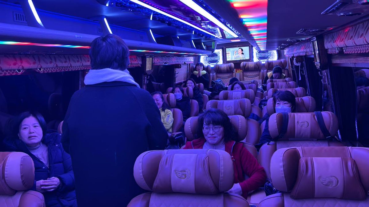 이른 5시가 막 넘어선 시각, 
먹튀 투기자본 MBK에 맞서
강고한 투쟁을 이어가고 있는 
홈플러스 노동자들의 상경투쟁 버스에 인사를 드렸습니다. 

3천억 추가대출 없으면 임금지급 못한다며 버티는 악질 자본 MBK, 
각종 위법행위에도 김병주 회장에 대한 구속영장을 기각한 사법부, 
책임지겠다며