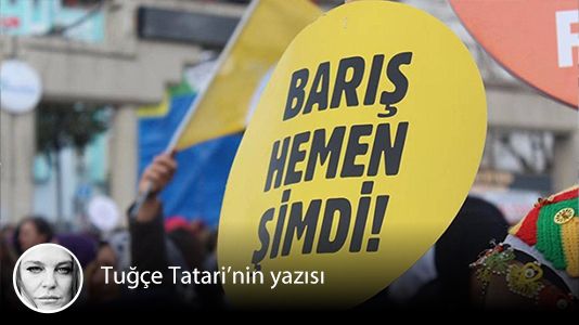 t24comtr's tweet photo. 🔴 İnatla barışa sahip çıkalım

📌 Suriye’de, Rojava’da yaşananlara ses çıkarmayan kimse bundan sonra “Kürtler bizim kardeşimizdir” deme imkânı bulmakta zorlanacak. Özellikle her fırsatta Kürtleri kendi mücadelesinde görmeyi beklediğini dile getiren Türk solu, bakalım bu mücadelesinde Kürtlerin yanında yer alacak mı, alabilecek mi?

✍️ Tuğçe Tatari’nin yazısı..

https://t.co/JeKwiuaY1F