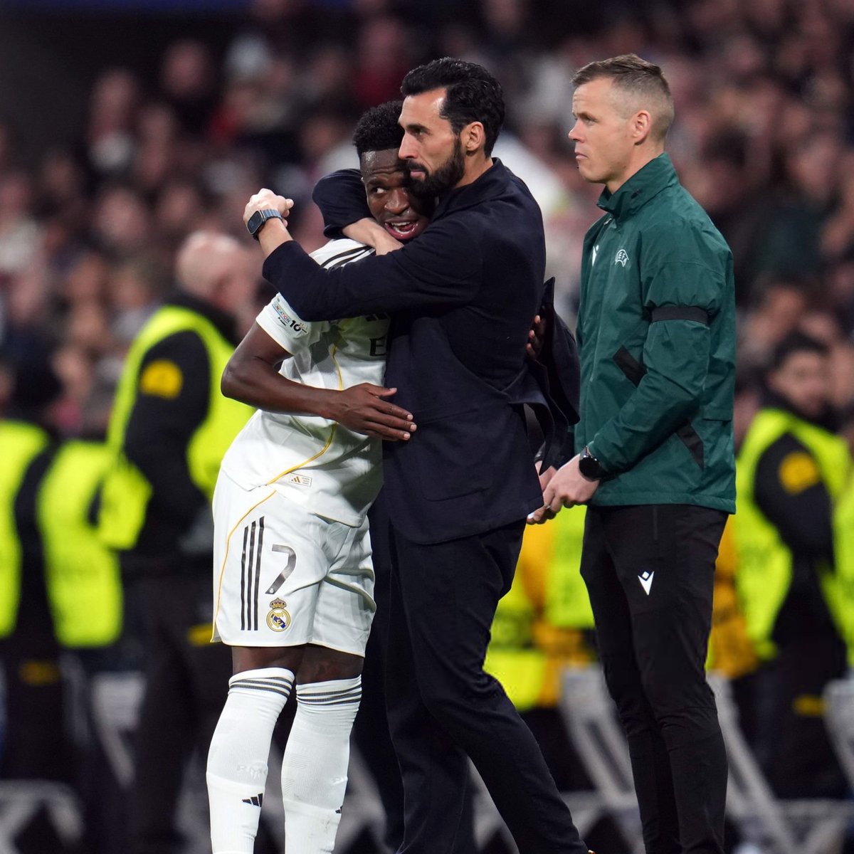 theMadridZone's tweet image. 🚨 Álvaro Arbeloa: "Vini hugging me? I think he didn't just hug me, but also hugged the Madrid fans.”