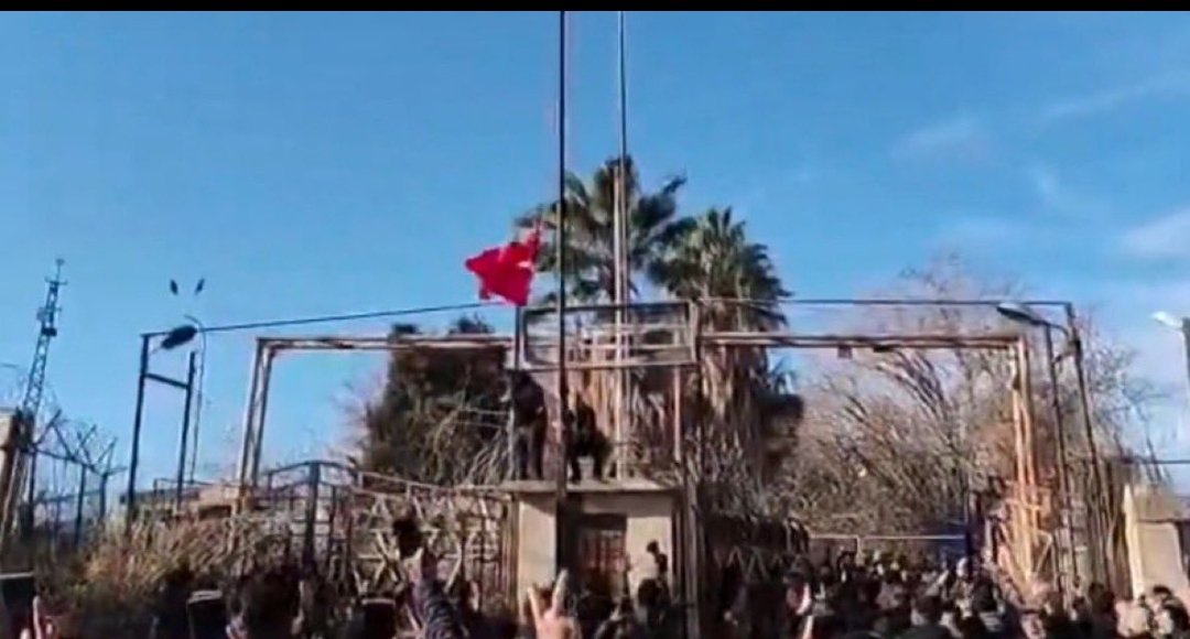 MehmetBlentMER6's tweet photo. Bayrağımızı indirmeye çalışıyorlar sen durup izliyorsun buna meydan veren subay derhal görevden alınmalı bayrak bizim  kutsalımızdır. 
Ne zaman yorulursan bayrağının gölgesine sığın. O zaman anlarsın ki yalnız değilsin ve ardında koskoca bir millet vardır. @umitozdag @cezmi_polat @ErtuganMusa @zaferpartisi63