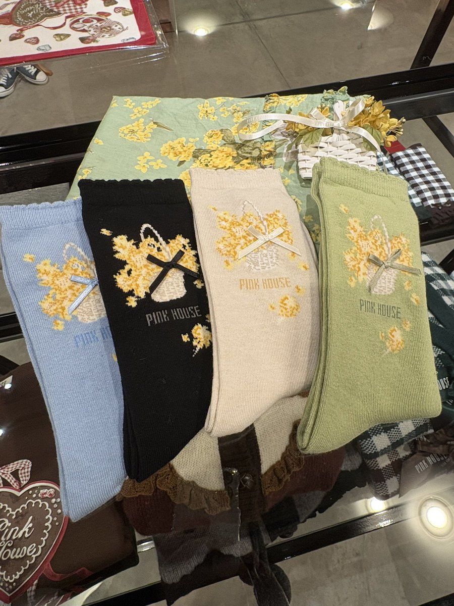 ayakos1022's tweet photo. 昨日は二十四節気の「大寒」❄️
一年でいちばん寒い頃を越えて��
今日は少し春の気配を感じる朝です 🌷

ピンクハウスでは菜の花が咲き、
表参道店のミモザの木も
黄色く色づくのが楽しみ 💛🌼

今年2回目のお買い物は
やっぱりピンクハウス 表参道店へ 🛍️
コサージュをお迎えして
ふわふわな気持ちで一日を始めます ☕️🕊️

#ピンクハウス #表参道 #大寒 #春待ち #ミモザ #ふわふわ彩子