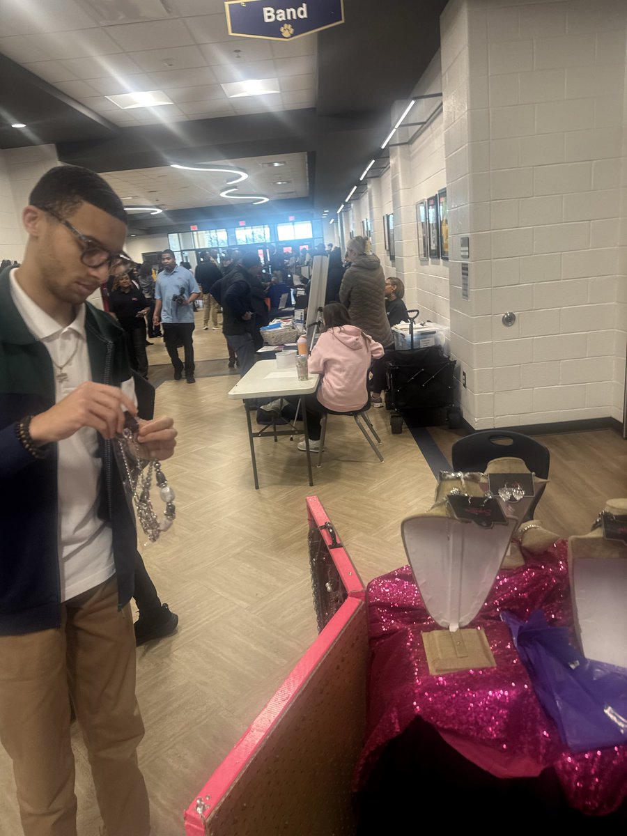 Fearlessfaithb1's tweet image. What  winning week and weekend! 🙌🏽THREE vending events in one week!👀I’m either crazy or I ❤️what I do!  Guess which one! 💜💜💜#multiplestreamsofincome #fearlessfaithbling #itsmytime