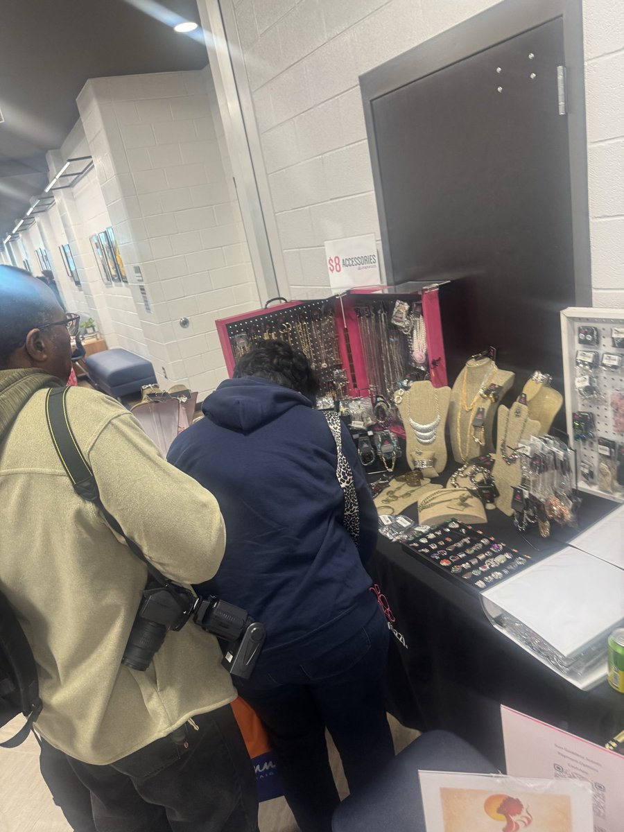 Fearlessfaithb1's tweet image. What  winning week and weekend! 🙌🏽THREE vending events in one week!👀I’m either crazy or I ❤️what I do!  Guess which one! 💜💜💜#multiplestreamsofincome #fearlessfaithbling #itsmytime