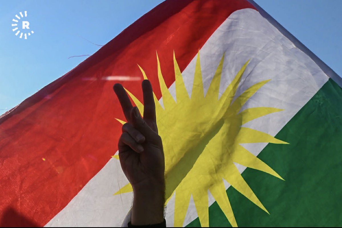 Kimisi ABD sattı diyor, kimisi Kürtler kaybetti diyor, kimisi Öcalan Rojava’yı sattı diyor, kimisi de daha türlü türlü şeyler. Hepsinin ederi çöp sepeti mesafesi kadar, hepsi manasız.

Son üç günde yaşananlar kimsenin ve hiç bir gücün yapamayacağı bir şey yaptı ve yer yüzündeki