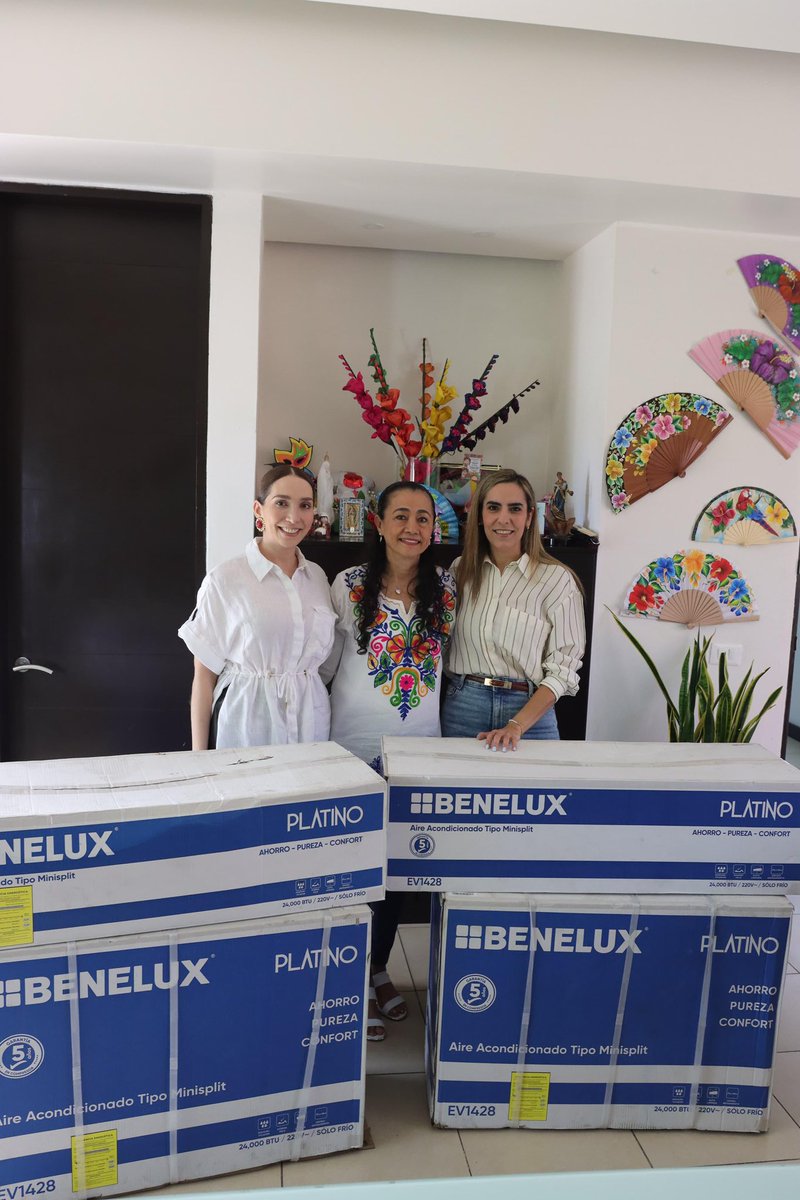 SOTOP_Tab's tweet photo. Con mucha alegría hicimos entrega, a la maestra Aurora Raleigh De la Cruz, Presidenta Honoraria del @DIFTabasco, de dos aires acondicionados que contribuirán a mejorar la comodidad y el bienestar en los centros asistenciales. 💙🤝✨

#DIF
#ServirConAmor
#TransformarConPasion
#VoluntariadoSotop
#DamasVoluntarias