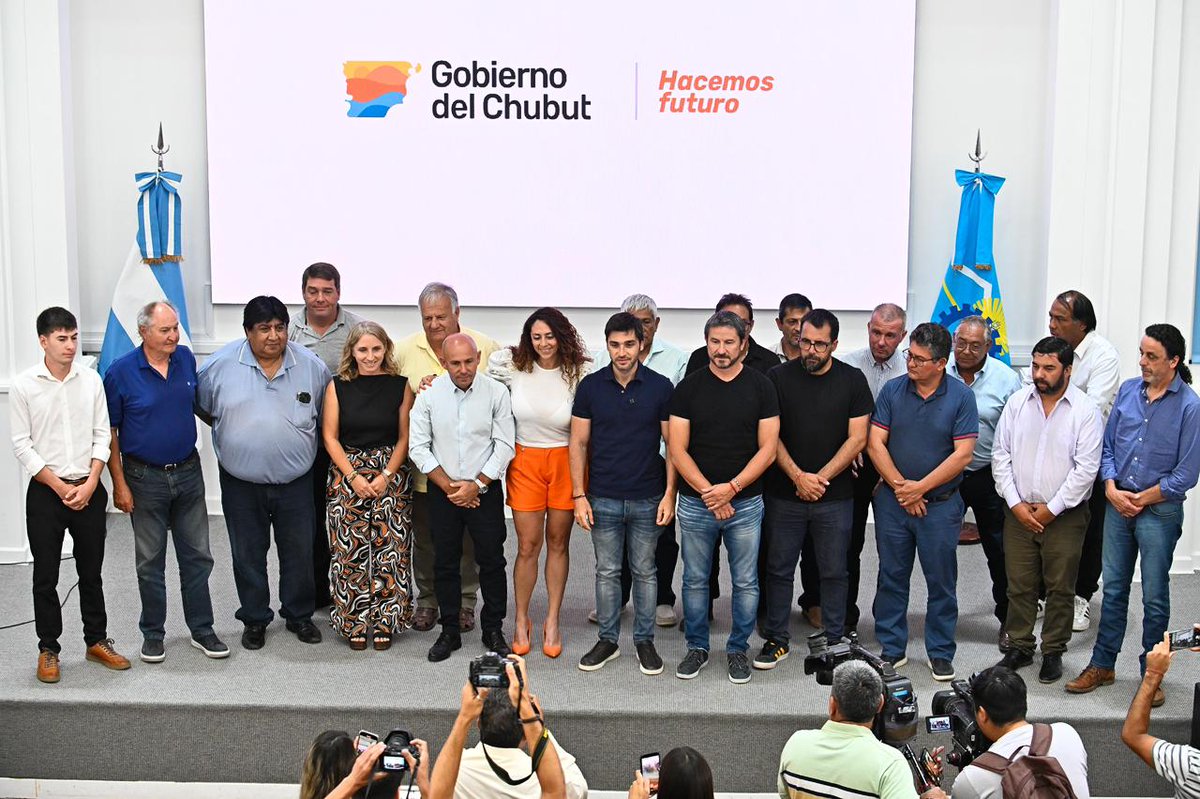 Chubutparatodos's tweet photo. Consenso Fiscal: Torres acordó con intendentes un pacto de responsabilidad y equilibrio fiscal y una baja progresiva de Ingresos Brutos
#Chubut #ConsensoFiscal #NachoTorres
https://t.co/NmZ8bhkryQ @gobiernochubut @NachoTorresCH https://t.co/Qg76VUZAhW