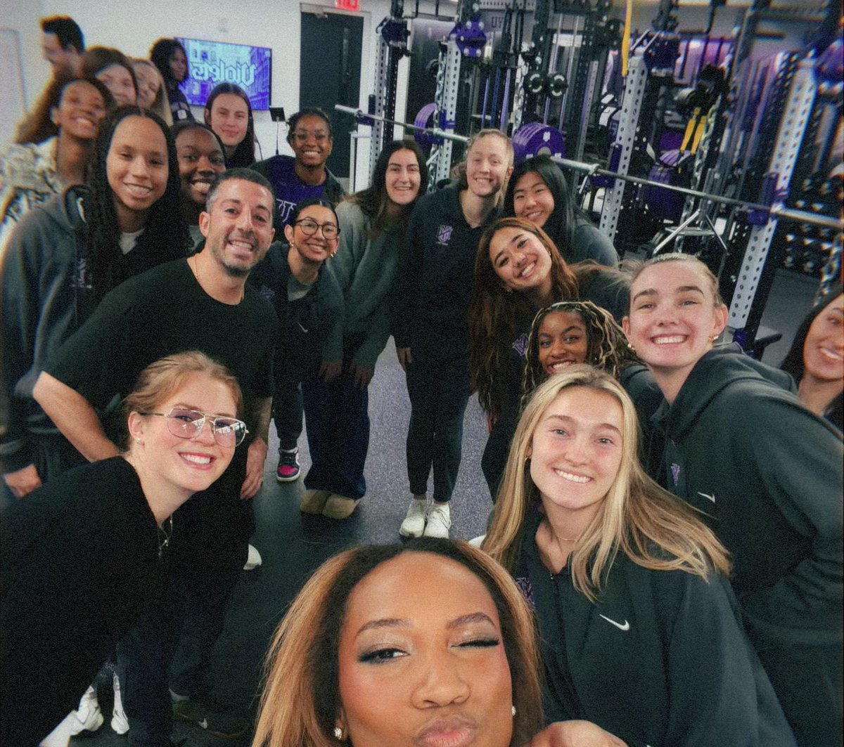 ariivory's tweet photo. A full day with the DYNASTY that is @nyuwomenshoops 💜 They’re back-to-back champions and are currently at a 76 game win streak AND COUNTING. Stay tuned to hear their story 🥹 https://t.co/DIFwnYPQSI