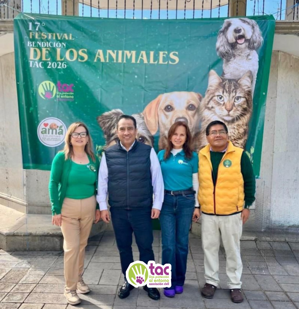Tac_AC's tweet photo. Tehuacán, Puebla, 19 de enero de 2026

La Fiscalía y TAC consolidan alianza pública por la protección de los seres sintientes en Puebla.

El 18 de enero de 2026, en el marco del 17° Festival Bendición de los Animales TAC 2026, la Comunidad TAC – Una Protección al Entorno A.C. consolidó un hecho histórico para Tehuacán con la participación oficial del Fiscal José Luis Hernández González, titular de la Fiscalía de Investigación Metropolitana de la Fiscalía General del Estado de Puebla @FiscaliaPuebla .

Este encuentro marcó la primera ocasión en que la Fiscalía General del Estado participa públicamente en un evento comunitario dedicado  a la protección y dignidad de los seres sintientes, reflejando el avance institucional alcanzado gracias al trabajo sostenido de la sociedad civil organizada.

Acompañaron al Fiscal el Mtro. Abraham Aguilar Yáñez, coordinador de litigación de la Fiscalía General del Estado, y Gerardo Rodríguez Navarro, titular de la Unidad de Delitos contra los Animales, fortaleciendo un mensaje claro de respaldo institucional al modelo de coordinación con la Comunidad TAC.

Durante su intervención ante ciudadanos, familias y activistas, el Fiscal Hernández reconoció a TAC como un actor clave en la transformación legal que ha vivido Puebla en materia de protección animal.

“Hoy no solo celebramos la vida de los seres sintientes; asumimos un compromiso moral, social y jurídico con quienes no tienen voz”, expresó.

El Fiscal subrayó que la incidencia civil ha sido determinante para la evolución del marco legal en el estado:

“Agradecemos a TAC y reconocemos su labor. Ustedes han impulsado los cambios que hoy permiten que Puebla cuente con un marco jurídico más firme para proteger a los seres sintientes”.

Hernández González recordó que los animales han dejado de ser considerados objetos para convertirse en sujetos de derecho, y detalló que actualmente Puebla cuenta con siete tipos penales relacionados con el maltrato animal, entre ellos crueldad, negligencia, peleas de perros, extorsión vinculada con fauna y prácticas indebidas en procesos de sacrificio.

Asimismo, hizo referencia al caso de “Huesitos”, cuyo proceso judicial marcó precedentes estatales y nacionales, señalando que la Fiscalía trabaja para lograr una sentencia condenatoria ejemplar.

El mensaje concluyó con un llamado a fortalecer el modelo de colaboración entre ciudadanía organizada e instituciones:

“Defenderlos a ellos es defender nuestra cultura y construir una mejor sociedad”.

La presencia de la Fiscalía en este espacio ciudadano confirma que los procesos sostenidos generan reconocimiento institucional.

La búsqueda de la justicia es un camino perfectible, en el que los avances se consolidan cuando la colaboración se construye entre la Fiscalía y la comunidad, sin protagonismos ni intereses individuales o de grupo, sino con una visión compartida orientada al bienestar ciudadano y a la protección de los seres sintientes, dentro de un marco legal sólido y responsable.
@Claudiashein @idamis35

📽https://t.co/SbnSTt6ggP

📸 Derechos de imagen: TAC · Una Protección al Entorno A.C.