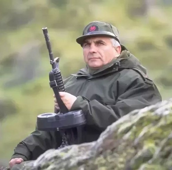 Kıbrıs'ta #TürkBayrağı'nı indirmeye çalışan  rum için 'vur emri' veren, Tamburalı Hasan Kundakçı paşamız.

Ruhu şad olsun.. 🇹🇷