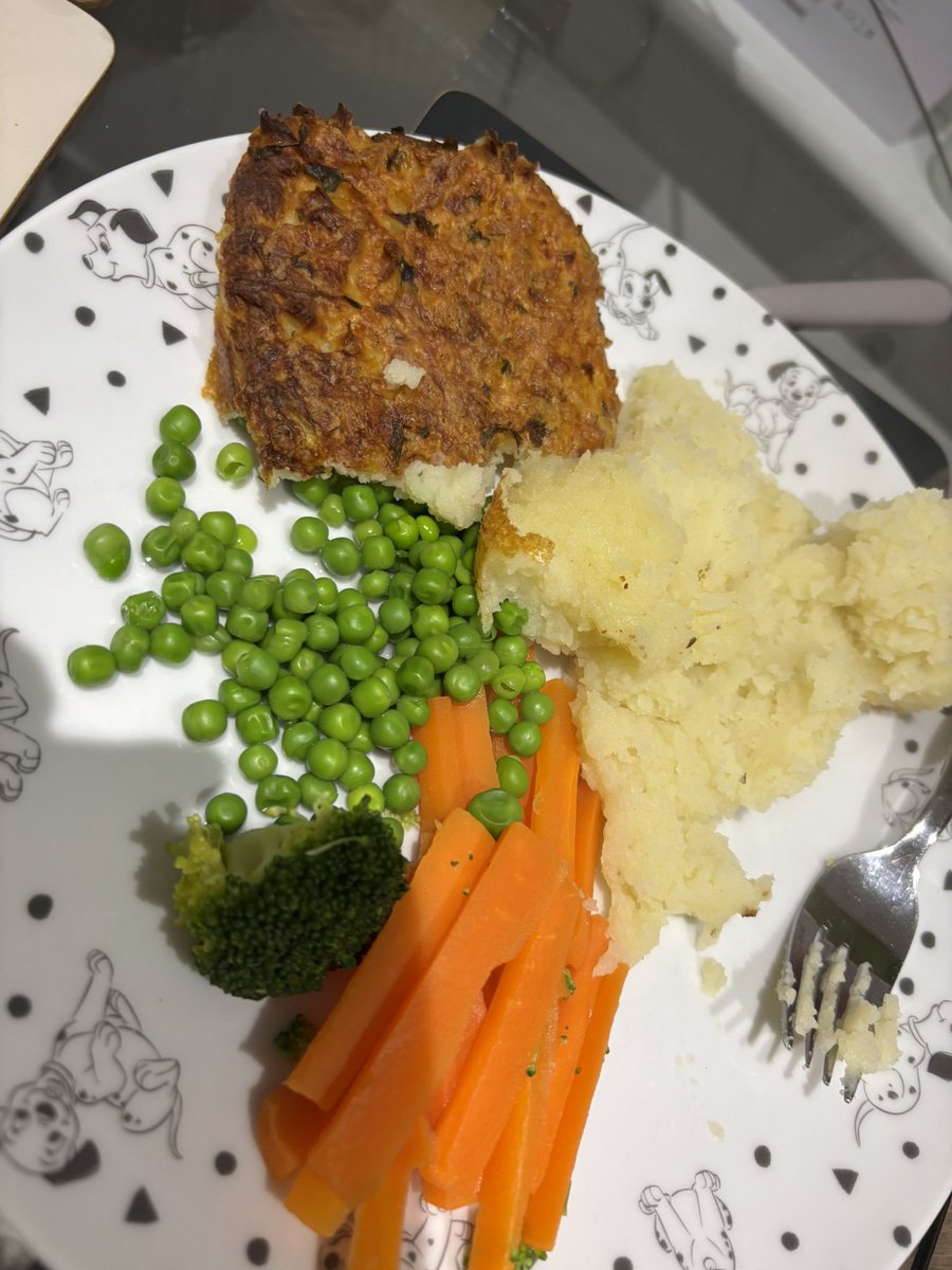 mollys1992's tweet photo. @marksandspencer our cottage pie came without any meat… this was part of a meal deal where we bought soup, cottage pie and a cookie. Very disappointed. Oven was on for 50 mins to heat mash… https://t.co/ZMCQS1tZEm
