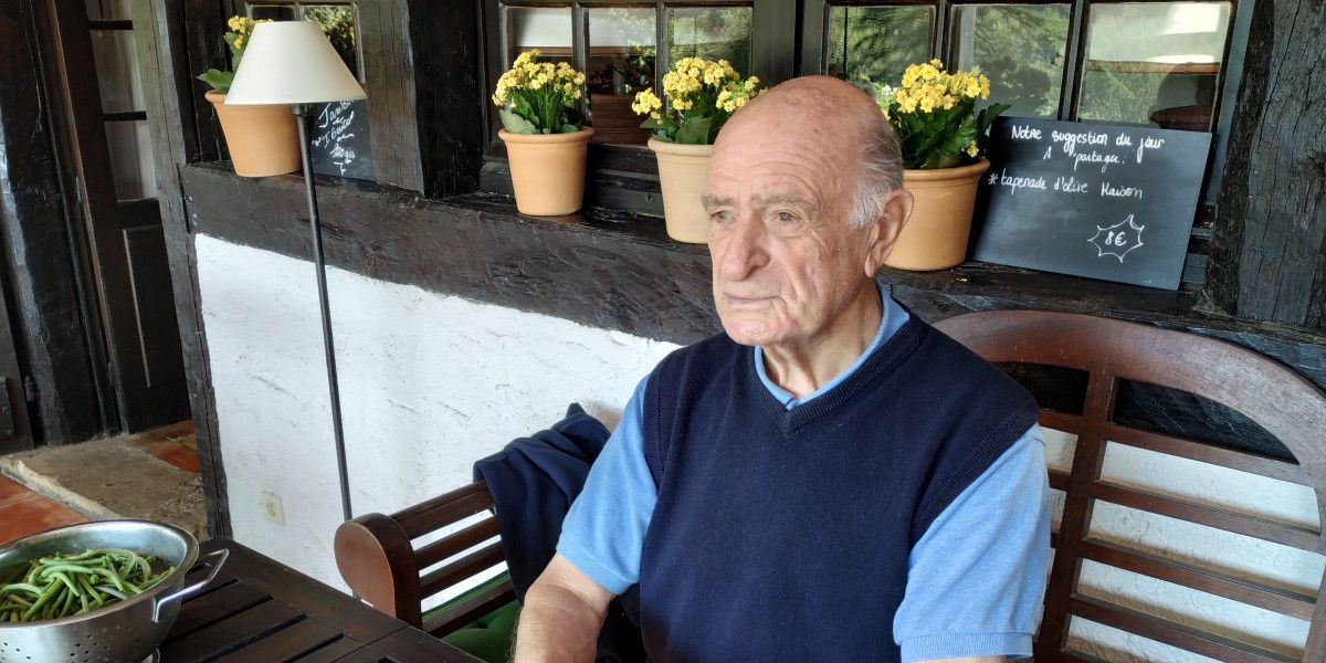 euskalirratiak's tweet photo. ⚫️ Jean Fagoaga Sarako auzapez izandakoa zendu da gaur, 97 urterekin. Medikua, pilotaria, kultur arloko eragilea, Gure Irratian 2020an harekin mintzatu ziren, 1970. hamarkadan izandako auzapez aldiaz, baita bere oroitzapenez ere.

🔊 https://t.co/G1oHKNsalv https://t.co/UVKQ0inNfk