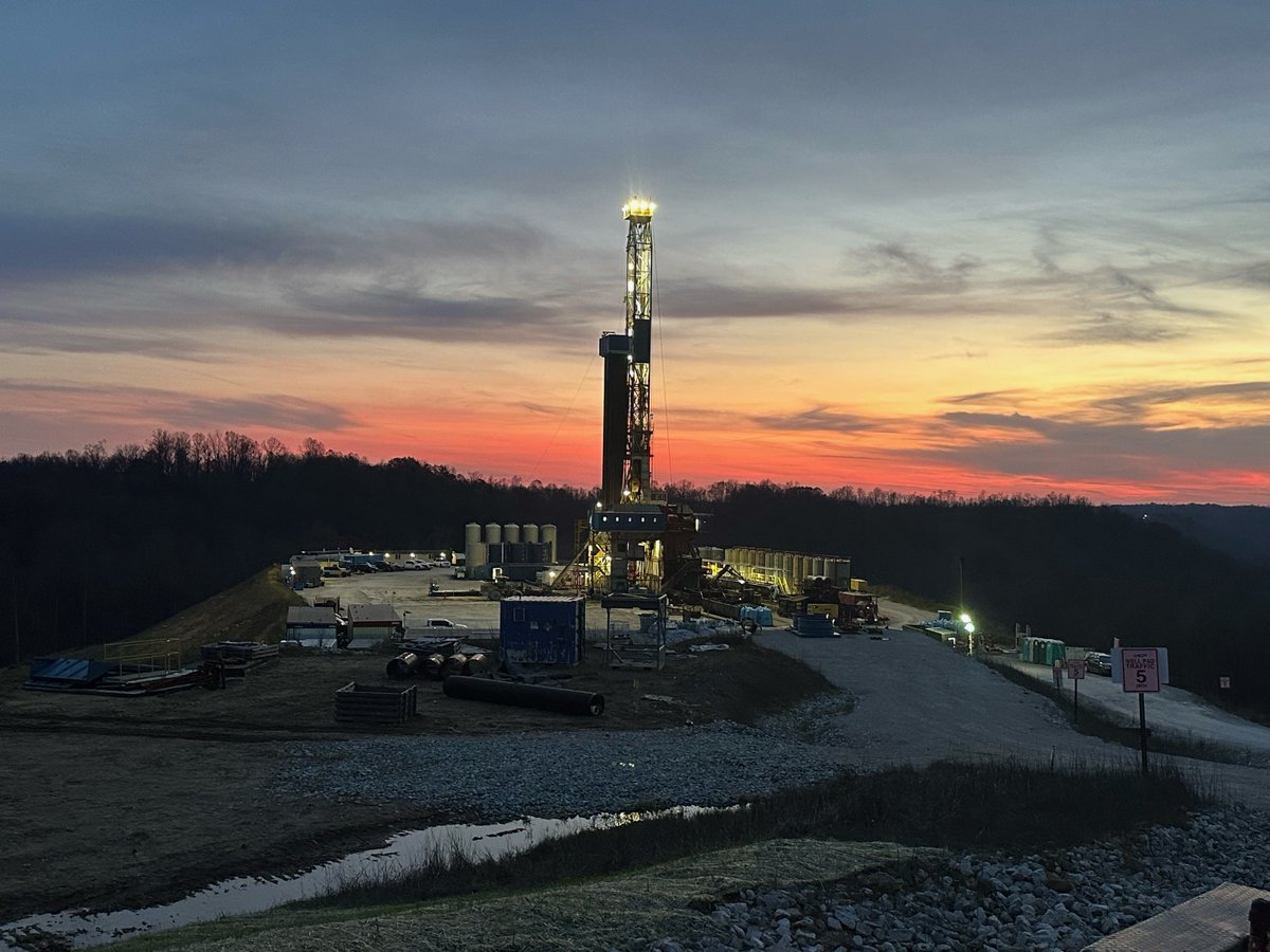 CMOREnergy's tweet photo. What a scene! These temperatures make for some spectacular views. 

Safety is the highest priority at C-MOR, which is why we continue to innovate and improve our lighting solutions. From crown lights to ground towers, we are your one stop shop for the best and safest lighting. https://t.co/SQz9moZDjg