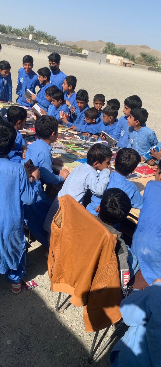 BsacTurbat's tweet photo. بلوچ اسٹوڈنٹس ایکشن کمیٹی تربت ھنکین ءِ نیمگ ءَ کتاب میڑھانی درچ برجاہ اَنت ،کیچ ءِ مھلوک ءِ ھاترا وش بہتی اِنت کہ آھانی ھند ءَ اے رنگیں مراگہ  برجم اَنت ھما مراگہ کہ اُد ءَ ترا وتی  زبان ، دود ءُ ربیدگ سیاست ءُ گوستانک ءِ، سرا  کتاب دست کَپ اَنت۔

ھیرونک کتاب مراگہ https://t.co/hqPavqKSD1