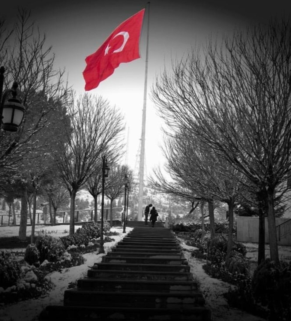 Bayraksızlar bayraksızlar
Yere düşse bayrak sızlar
Nerden bilsin kıymetini.
Soysuz sopsuz bayraksızlar.
#TürkBayrağı