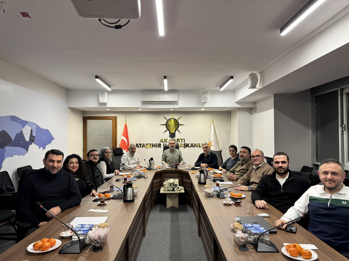 Haftalık olağan İlçe yürütme ve yönetim kurulu toplantımızı gerçekleştirdik.

Genel gündemi değerlendirdik, yerel konularımızı müzakere müzakere ettik.

Toplantımızı hayırlara vesile olsun.

<a href="/atasehirakparti/">AK Parti Ataşehir</a> 
<a href="/halimaksu/">Abdulhalim Aksu</a> 
<a href="/abdullahozdemir/">Abdullah Özdemir</a>