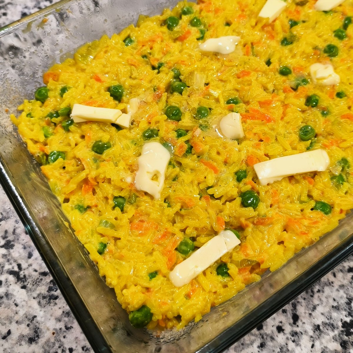 MikeKocht's tweet photo. #Reisauflauf kennt man ja vor allem süß, aber uns sagen pikante Varianten mehr zu.
Der Reis wird mit #Curry gedünstet, dazu kommen #Möhren (#Karotten), #Jungzwiebel und #Erbsen
#Ei und #Sauerrahm (#Schmand) sorgen für Bindung.
https://t.co/SzYLZvRweB https://t.co/pOQki0LaHk