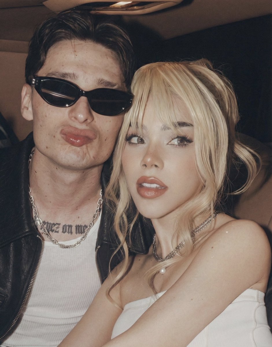 KeniaPopStar's tweet image. — @KeniaOs comenta que  que se enteró que le gusta a peso pluma porqué cuando grabaron la escena del coche en Tommy &amp;amp; Pamela el le dijo “ eres la primera mujer que me pone así de nervioso, y eso nunca me había pasado nunca”. 😭😭😭