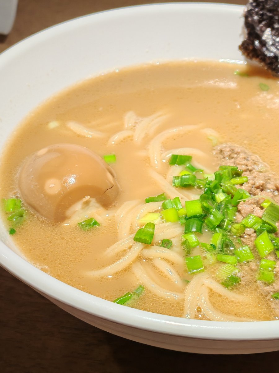 сейчас буду чавкать и хлюпать лапшой, а мог бы...